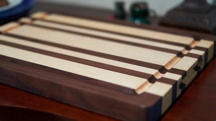 An edge grain cutting board.