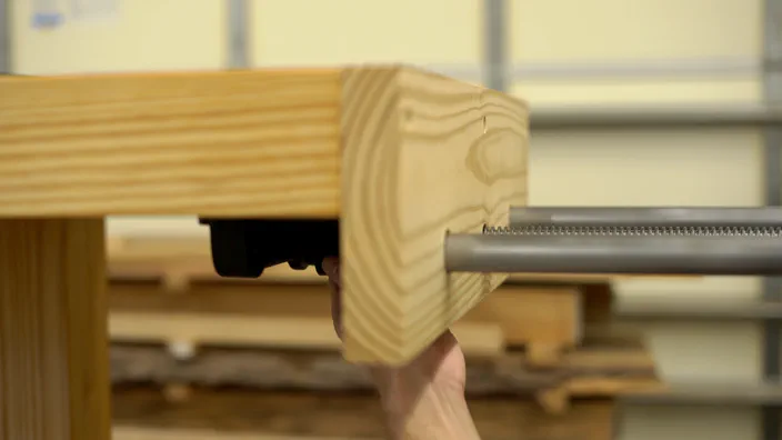 The vise rods are inserted into the mount.