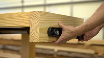 The outer vise jaw is aligned.